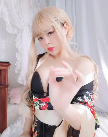 丝袜老师踩我的喷水