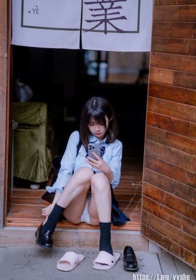 老赵揉搓着娇妻的大乳视频