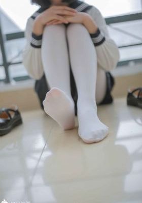 脱了她裙子摸进她的内裤亲吻网站